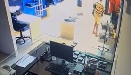 Câmera de segurança flagra momento em que suspeito invade loja do CSA e furta roupas