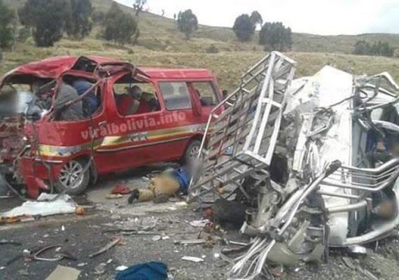 Choque de dois micro-ônibus deixa 17 mortos na Bolívia