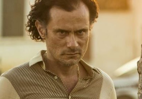 Plínio espanca Samir e fieis e Pedro chega para salvar os religiosos