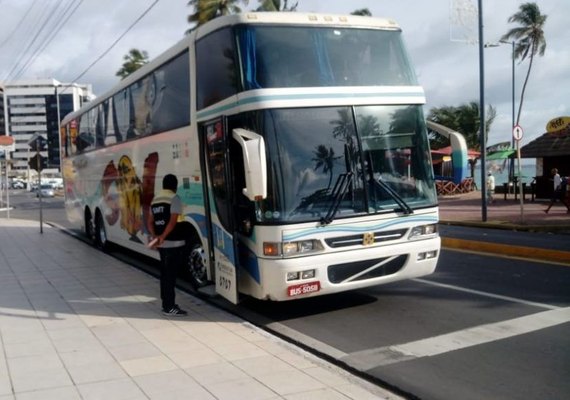 SMTT fiscaliza ônibus de turismo na orla de Maceió