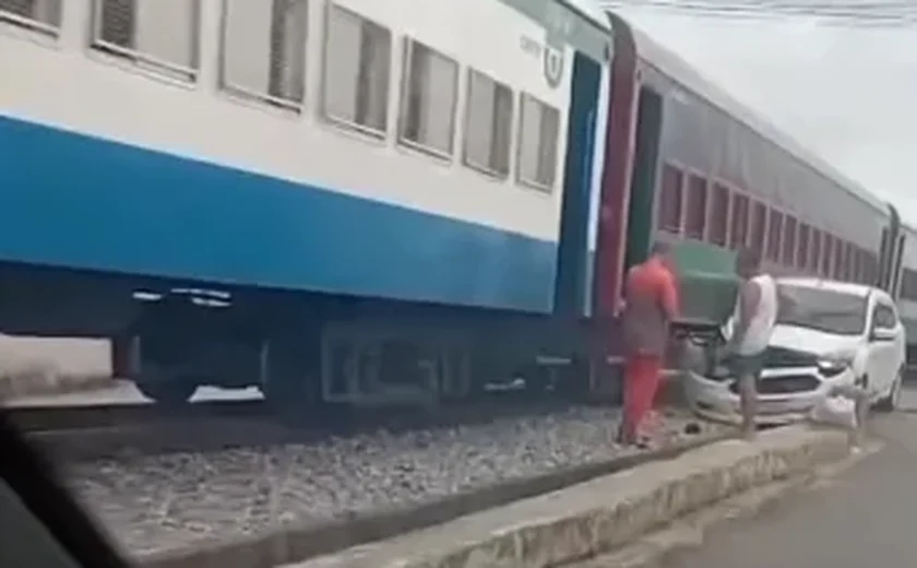 Carro colide com trem após tentar atravessar linha férrea em Rio Largo