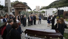 Após velório na ABL, corpo de Helio Jaguaribe é enterrado no Rio de Janeiro