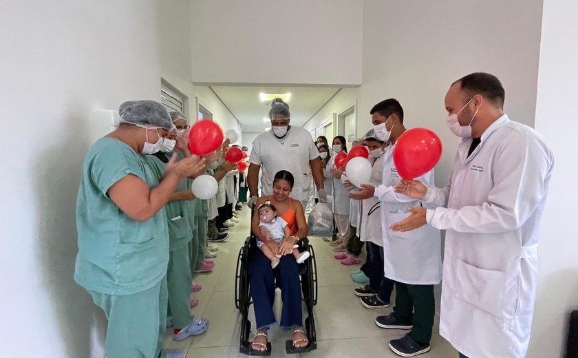 Bebê diagnosticada com síndrome rara recebe alta do Hospital da Criança de Alagoas após sete meses