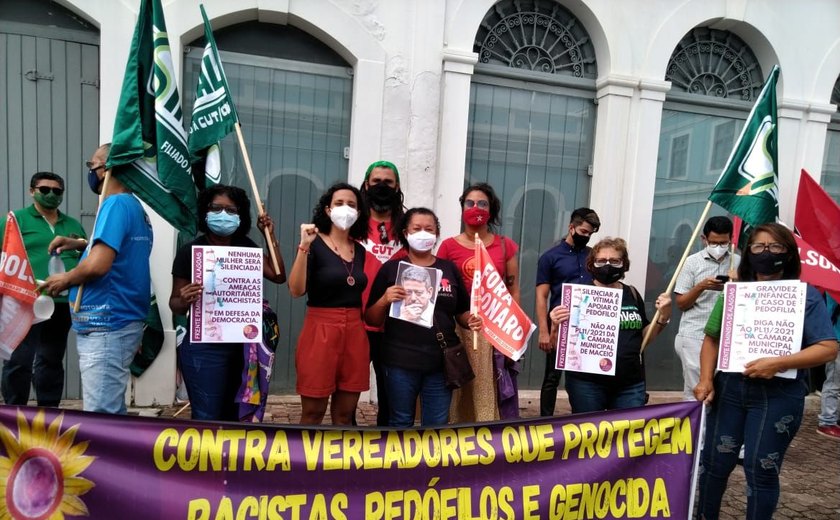 Manifestantes protestam contra título criado por 'fã clube bolsonarista' da Câmara