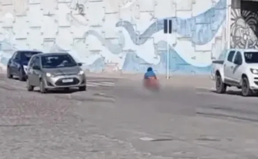 Mulher é flagrada fazendo necessidades em faixa de pedestres na Praia do Francês