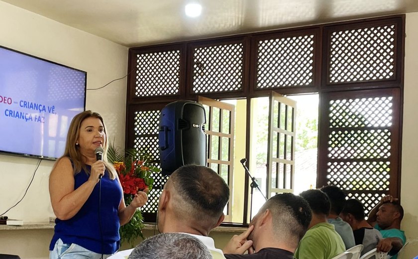 Rute Nezinho ministra palestras sobre combate à violência contra a mulher em instituições de acolhimento