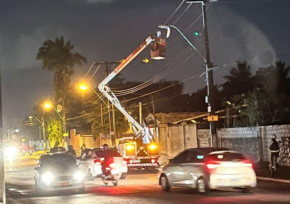 Superintendência de Iluminação faz levantamento técnico e manutenção em luminárias no Pinheiro
