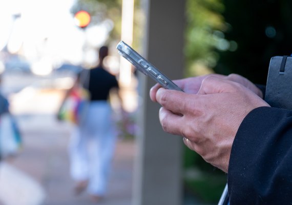 Estudantes e trabalhadores recebem cartilhas sobre Bets