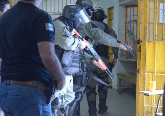 Agentes penitenciários fazem varredura na Casa de Custódia da Capital