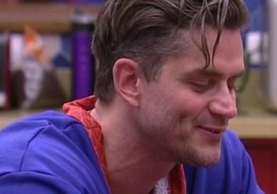 Marcos diz que suas mãos têm seguro, mas não revela o valor do benefício