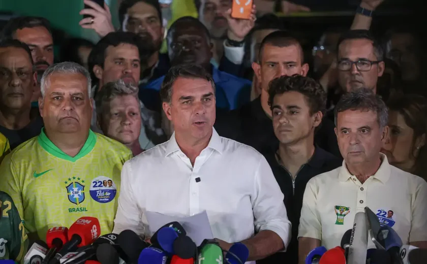 Investigações contra Flávio Bolsonaro continuam no STF mesmo após fuga