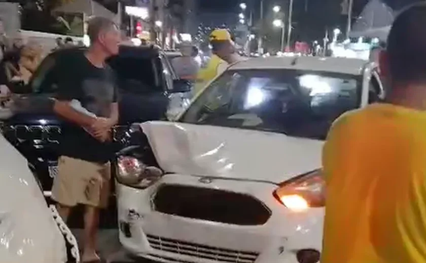 Motorista embriagada causa acidente e atinge outros carros na Ponta Verde