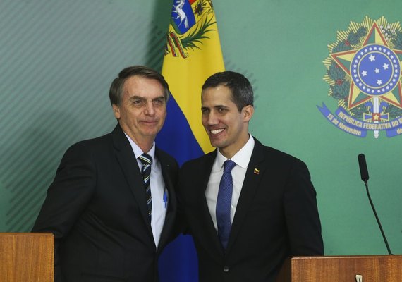 Jair Bolsonaro diz que vai atuar para restabelecer democracia na Venezuela