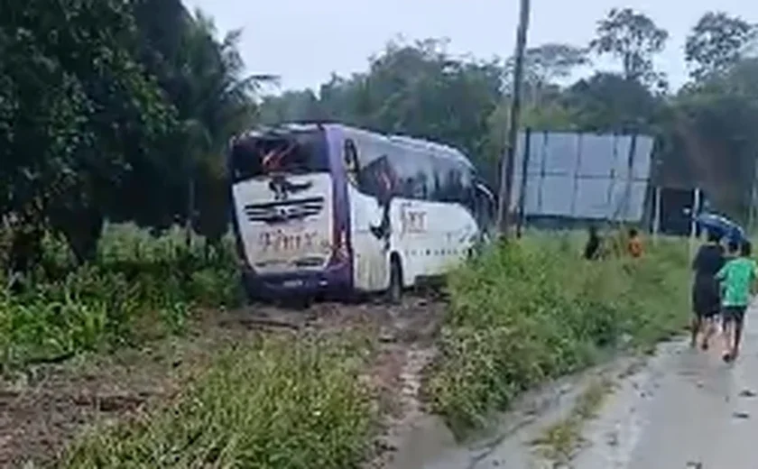 Chuva: ônibus sai de pista e vai parar no acostamento às margens da AL-110