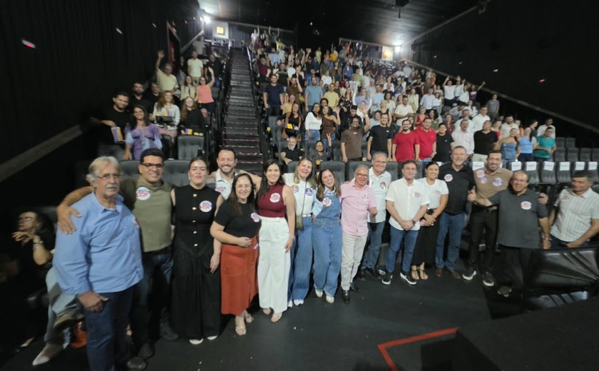Senador Renan Calheiros acompanha exibição do documentário “Anatomia do Caos” em Arapiraca, ao lado de Yale Fernandes e do prefeito Luciano Barbosa