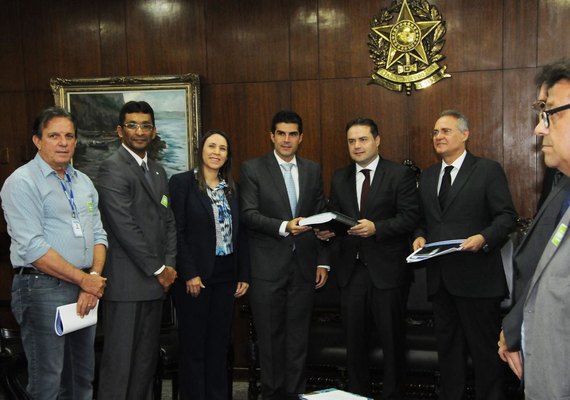 Projeto da ponte que liga Alagoas a Sergipe é entregue a Renan Filho
