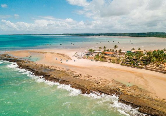 Coruripe resguarda praias paradisíacas e artesanato requintado