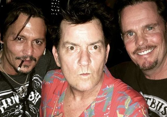 Depp e Sheen se reúnem com colega de 'Platoon' para comemorar 30 anos do filme