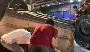 Carro capota na Avenida Durval de Góes Monteiro