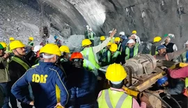 Equipe de resgate chega a trabalhadores presos há 16 dias em túnel na Índia