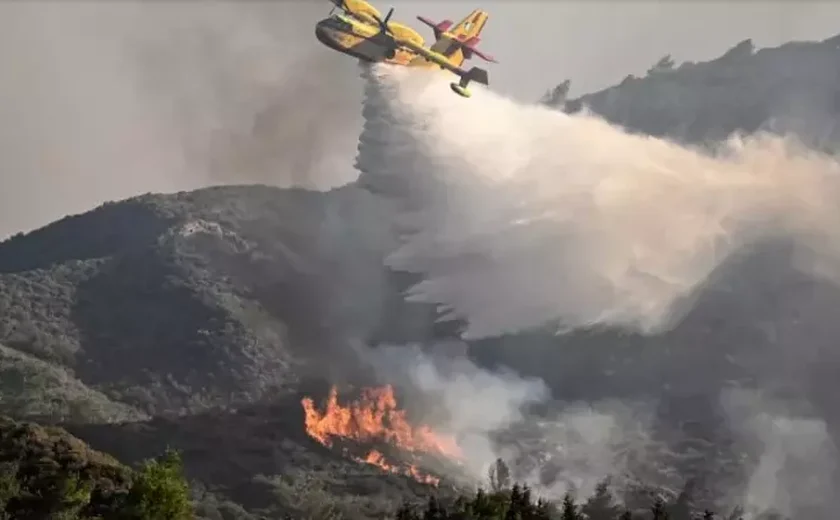 Avião que combatia incêndio florestal na Grécia cai e explode com dois a bordo