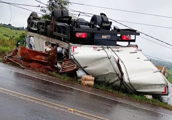 Caminhão-baú capota na AL-110, em Coité do Nóia; duas pessoas ficam feridas