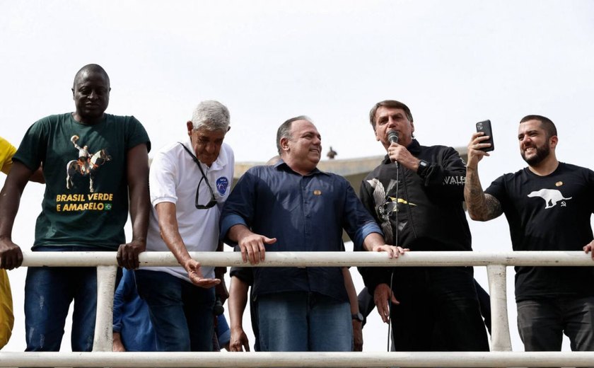 Randolfe diz que Pazuello se indiciou; para Renan, governo é 'cavalo do bêbado'