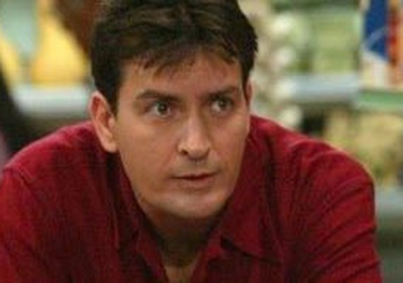 Charlie Sheen nega ter exposto propositalmente mulher ao HIV