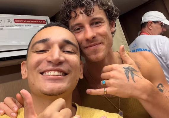 Shawn Mendes posa para selfie com João Gomes em Salvador
