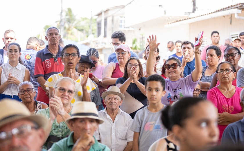 Moradores do bairro Santa Lúcia comemoram chegada da pavimentação