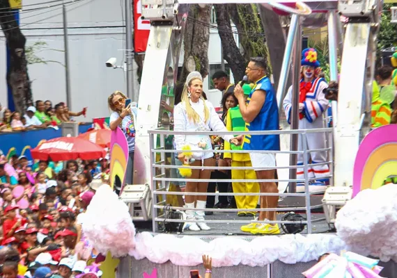 Xanddy diz que 'chorou muito' com aposentadoria de Carla Perez do carnaval