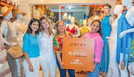 Rendeira das celebridades, Adriana Gomes recebe placa do Alagoas Feita à Mão