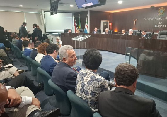Julgamento de ação que pode cassar mandato de Paulão é suspenso no TRE/AL