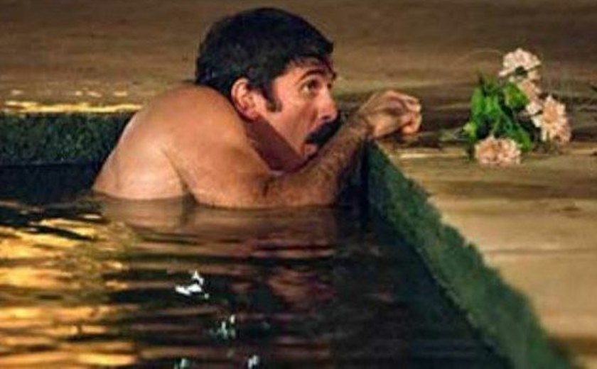 Ernesto se esconde no lago da mansão para se safar de Araújo em 'Êta Mundo Bom'