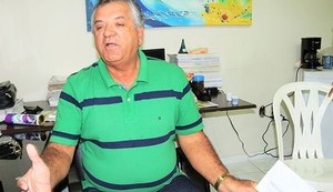 Arnaldo Higino se entrega à polícia, acompanhado de advogado