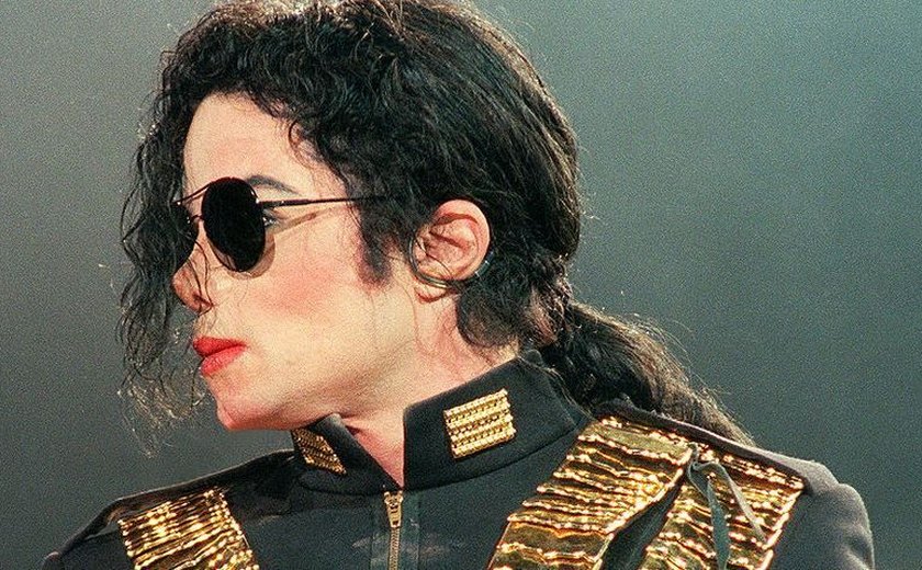 Documento antigo de Michael Jackson é vendido por R$ 409 mil na internet