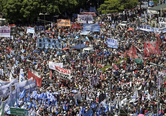 Em Buenos Aires, dezenas de milhares marcham contra austeridade e políticas de Macri