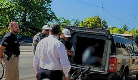 Motorista quase atropela cinco pessoas intencionalmente em bar  e é espancado por populares