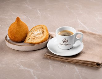 Rede de confeitarias oferece café expresso na compra de coxinha em ação nacional nas mais de 400 lojas da rede
