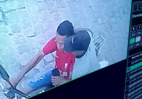 Vídeo: criminosos em motocicleta são flagrados assaltando adolescentes em plena luz do dia