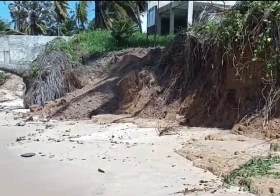 Instalação de Sandbag controla o avanço do mar em trecho de praia no Riacho Doce