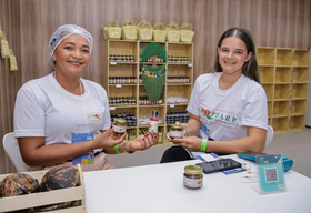 Mulheres extrativistas de Alagoas trazem a força da pimenta rosa para o Salão do Turismo
