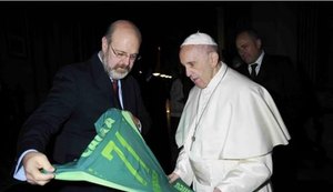 Após mensagens de apoio, papa Francisco ganha camisa da Chapecoense