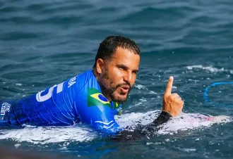 Ítalo Ferreira domina tubos em Teahupo’o e avança às semifinais