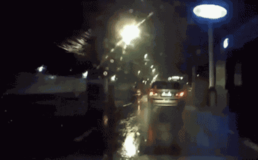 Acidente entre um carro e duas motos é flagrado por câmera instalada em veículo