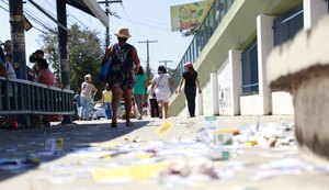 Santinhos de candidatos sujam as portas das escolas em Maceió