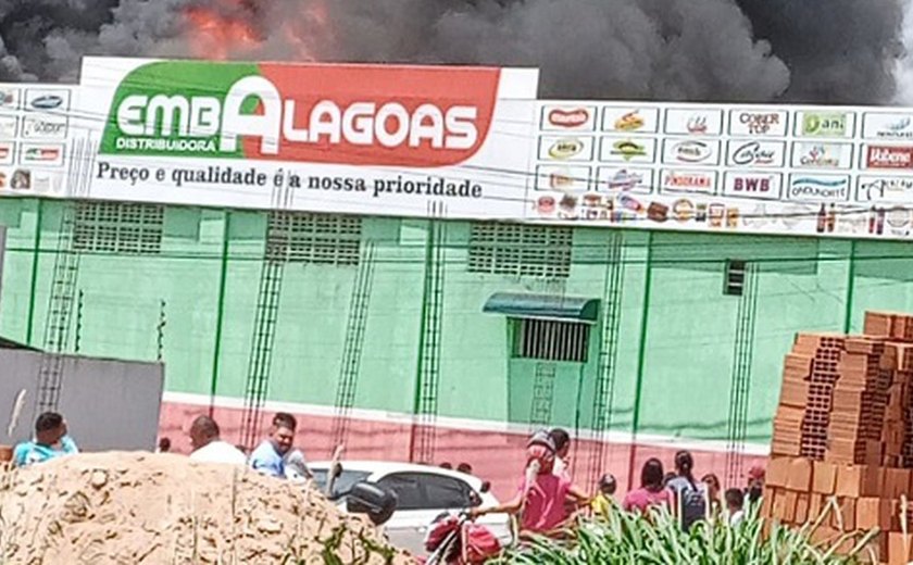 Bombeiros são acionados para conter incêndio em distribuidora de embalagens