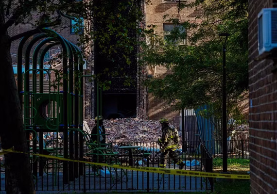 Fachada de prédio de 20 andares em conjunto habitacional desaba em Nova York