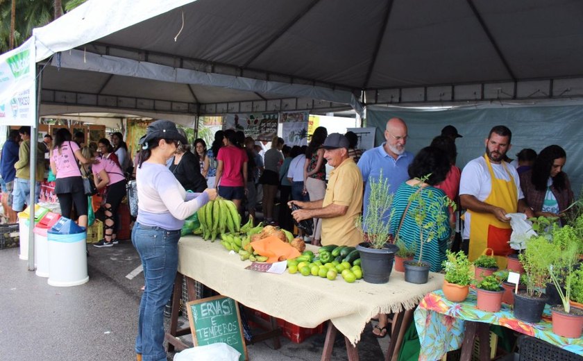 Feira orgânica da Semarh atrai consumidores na Ponta Verde