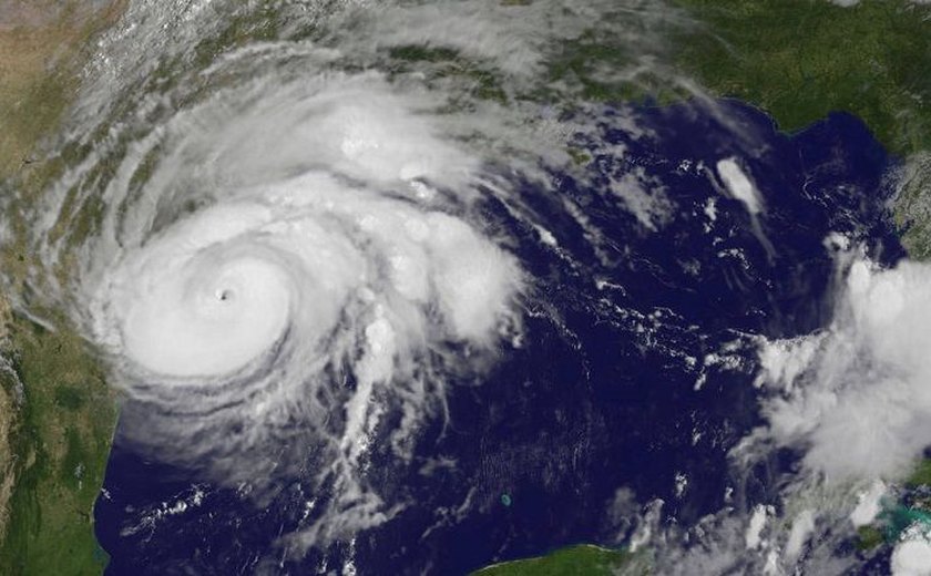 Equipes resgatam centenas de pessoas ilhadas por tempestade no Texas